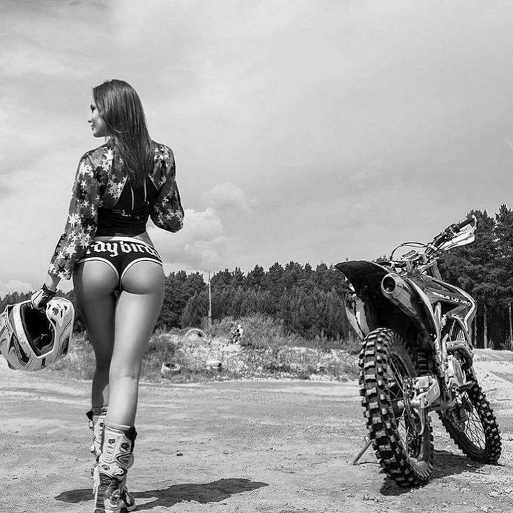 Beautiful girls and motorcycles in Chenzhou