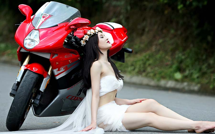 Beautiful girls and motorcycles in Chenzhou